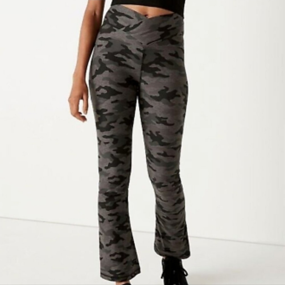 VS PINK Camo Army Green Crossover Ankle Flare Leggings Yoga Pants Size M…